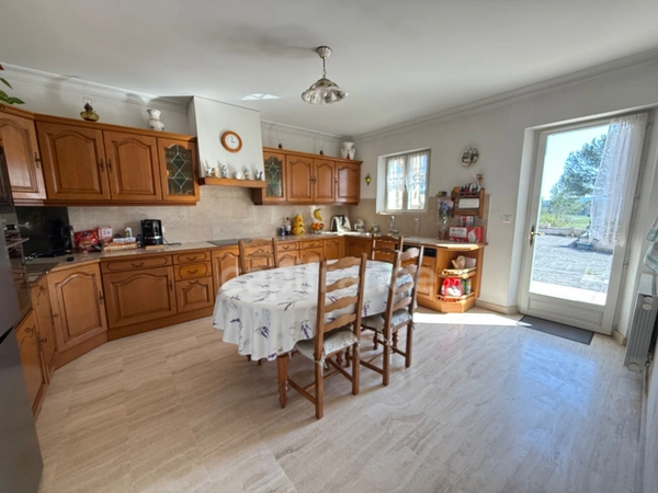 Proprieté de 150 m2 avec dépendance à vendre 7 pièces LAURIS (84)
