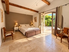Maison de 170 m2 et maison de 70 m2, piscine, jardin 4230 m2 LAURIS (84)