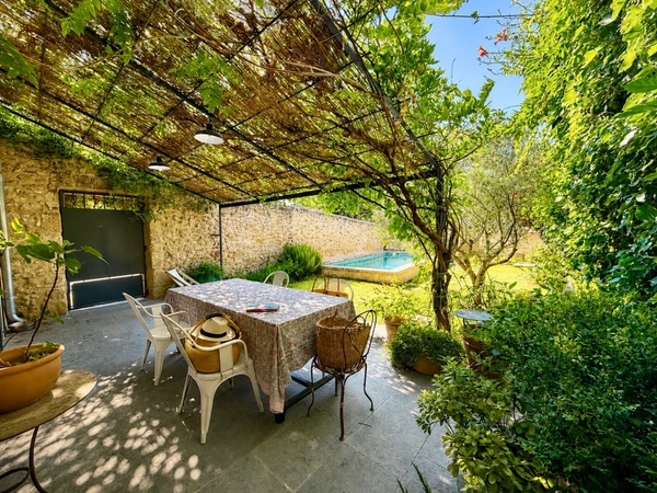 Maison de village à vendre 4 pièces 100 m2 , jardin, bassin de nage, garage PUYVERT  (84)