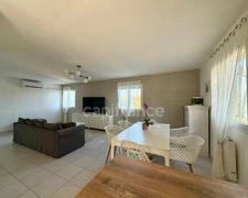 124 m2 apartment for sale 5 rooms Garden 556 m2 Swimming pool VILLELAURE (84)