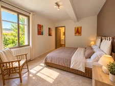 Maison de 170 m2 et maison de 70 m2, piscine, jardin 4230 m2 LAURIS (84)