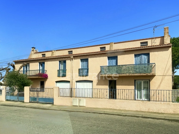 Dpt Pyrénées Orientales (66) A vendre IMMEUBLE de 176 m² avec 2 appartements et 2 garages