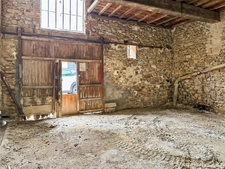 Pyrénées Orientales (66), exclusive listing - In the heart of the Catalan village of Banyuls-dels-Aspres - 58 m² barn to renovate