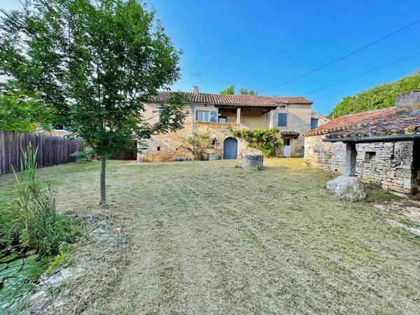 A vendre CREMPS (46) Maison en pierre 5 pièces de 101m² habitables - Dépendances - Terrain 1 857m²